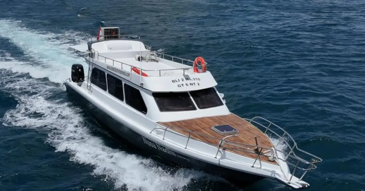 bali-private-yacht-to-nusa-penida-luxury-snorkeling-island-tour-sunset-cruise-5